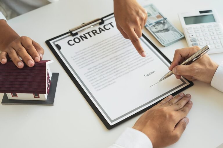 Real estate brokerage agent Hand over the house to the customer and sign the contract agreement home